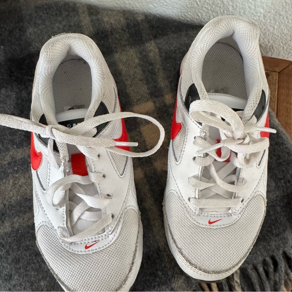 Streetwear Nike Kids Air Max IVO Running Shoes White Red Black 12C Sporty - Picture 6 of 11